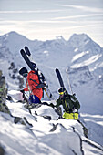 Zwei Freeskier steigen auf, Chandolin, Kanton Wallis, Schweiz