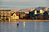 Blick über den Tjörnin-See mit Rathaus, Reykjavik im Winter, Island