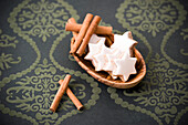 Star-shaped cinnamon cookies