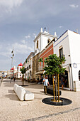 Blick entlang einer Straße mit Markthalle im Hintergrund, Loule, Algarve, Portugal