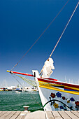 Bemaltes Schiff im Hafen, Lagos, Algarve, Portugal