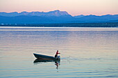 Fischer mit dem Zugspitzmassiv im Hintergrund, Ammersee, Oberbayern, Bayern, Deutschland