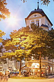 People sitting outside in the evening, Glockenbachviertel, Munich, Upper Bavaria, Bavaria, Germany