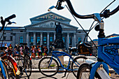 Fahrräder einer Stadtführung geparkt auf dem Max-Joseph-Platz, im Hintergrund das Nationaltheater, München, Oberbayern, Bayern, Deutschland