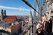Aussichtsterrasse des Alten Peter, Blick auf Frauenkirche und Neues Rathaus, München, Oberbayern, Bayern, Deutschland