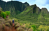Backpacker on Kalalau Trail, Na Pali coastline, Hawaii, Na Pali coast, Hawaii, USA