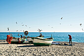Fischerboote am Strand, Noli, Provinz Savona, Ligurien, Italien