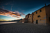 Sonnenuntergang am Strand, Varigotti, Finale Ligure, Provinz Savona, Ligurien, Italien