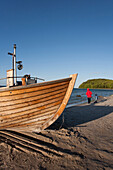 Fischerei Kuse, Fischerboot am Strand, Binz, Mecklenburg-Vorpommern, Deutschland