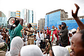 Pilgernder Mönch predigt auf der Strasse, Bole, Addis Abeba, Äthiopien