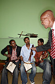Musiklehrer Alemayehu Fanta unterrichtet Masinko Geige, traditionelle äthiopische Musik, Yared Music School, Addis Abeba, Äthiopien