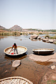 Traditionelle Coracle Ruderrundboote, Tungabhadra Fluss, Hampi, Karnataka, Indien