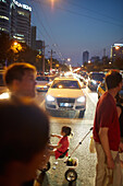 Fussgänger überqueren eine Straße, Sanlitun Viertel, Chaoyang, Beijing, China