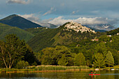 Kajak auf dem See, Lago di Piediluco, Blick nach Labro, Dorf, Provinz Rieti, Latium, Franziskus von Assisi, Via Francigena di San Francesco, Franziskusweg, Provinz Terni, Umbrien, Italien, Europa