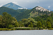 Lago di Piediluco mit Blick nach Labro, Provinz Rieti, Latium, Franziskus von Assisi, Via Francigena di San Francesco, Franziskusweg, Provinz Terni, Umbrien, Italien, Europa