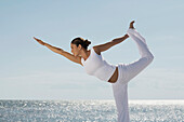 Hispanische Frau übt Yoga, Miami, FL