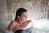 Frau genießt Hydrotherapie-Behandlung, Stowe, Vermont, USA