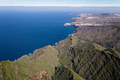 Blick vom Berg Faneque auf Puerto de las Nieves und Agaete, Gebirge, Naturschutzgebiet, Naturpark Tamadaba, UNESCO Biosphärenreservat, Westküste, Gran Canaria, Atlantik, Kanarische Inseln, Spanien, Europa