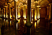 Beleuchtete Säulen, Yerebatan-Zisterne, Cisterna Basilica, Istanbul, Türkei