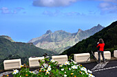 Frau betrachtet Anaga-Gebirge, Teneriffa, Kanarische Inseln, Spanien