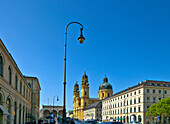 Von der Ludwigstraße auf Feldherrnhalle mit Theatiner Kirche, München, Bayern, Deutschland