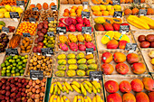 Fruit and vegetable stall on the market, Viktualienmarkt, Munich, Upper Bavaria, Bavaria, Germany