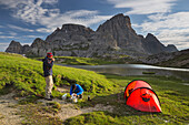 Hikers at Neunerkofel, red tent, Boedenalpe, Bodenseen lake, South Tyrol, Dolomites, Italy