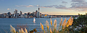 Stanley Bay, Segelboot, Skyline Auckland im Abendlicht, Nordinsel, Neuseeland