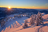 Winterlandschaft im Sonnenuntergang, Breitenstein, Mangfallgebirge, Bayerische Voralpen, Oberbayern, Bayern, Deutschland