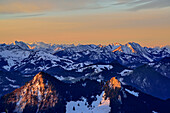 Heuberg mit Guffert, Karwendel und Spitzing mit Rotwand im Hintergrund am Morgen, Hochries, Chiemgauer Alpen, Chiemgau, Oberbayern, Bayern, Deutschland