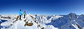 Zwei Frauen auf Skitour am Gipfelkreuz der Kuhscheibe, Wilde Leck im Hintergrund, Stubaier Alpen, Tirol, Österreich
