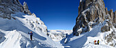 Skitourengeher in der Cristallo Scharte, Monte Cristallo und Piz Popena im Hintergrund, Cristallo, Dolomiten, Belluno, Venetien, Italien