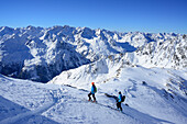 Zwei Frauen auf Skitour steigen zur Kuhscheibe auf, Ötztaler Alpen im Hintergrund, Stubaier Alpen, Tirol, Österreich