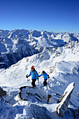 Zwei Frauen auf Skitour steigen zur Kuhscheibe auf, Ötztaler Alpen im Hintergrund, Kuhscheibe, Stubaier Alpen, Tirol, Österreich