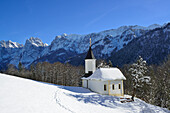 Snow-covered chapel of St Anthony, Kaisertal, Wilder Kaiser, Kaiser Mountains, Tyrol, Austria