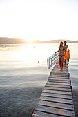Paar läuft über einen Steg am Hotelstrand, Ekies All Senses Resort, Vourvourou, Sithonia, Chalkidiki, Griechenland