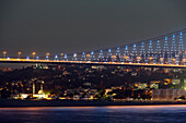 Bosporus-Brücke bei Nacht, Istanbul, Türkei