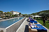 Gäste entspannen auf Sonnenliegen am Pool, Hotel Les Andeols, Saint-Saturnin-les-Apt, Provence, Frankreich
