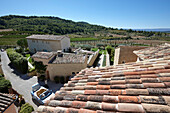 Blick über die Dächer des Hotels Les Andeols, Saint-Saturnin-les-Apt, Provence, Frankreich
