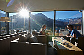Paar trinkt Kaffee im Wintergarten, The Cambrian, Adelboden, Kanton Bern, Schweiz