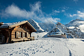 Holzhütte am Männlichen, dahinter Eiger Mönch und Jungfrau, Grindelwald, Kanton Bern, Schweiz