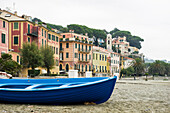 Strand mit Boot, Celle Ligure, Provinz Savona, Riviera di Ponente, Ligurien, Italien