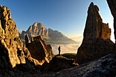 Mann im Sonnenaufgang, Tofana di Rozes im Hintergrund, Cinque Torri, Dolomiten, Venetien, Italien