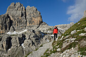 Wanderer am Rifugio Pedrotti, Brenta, Dolomiten, Trentino, Italien