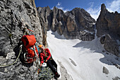 Kletterer rastet am Stand, Soddisfazione, Cima d Ambiez, Brenta, Dolomiten, Trentino, Italien