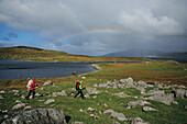 Wanderer am Loch Crabhadail, Harris, Lewis and Harris, Äußere Hebriden, Schottland, Großbritannien