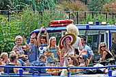 Party auf einem Kanalboot am Regent's Canal, Camden, London, England, Vereinigtes Königreich