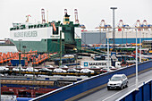 Übersicht des Überseehafens bei der Verladung von Neufahrzeugen in Bremerhaven, Deutschland