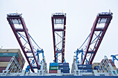 Beladen und Entladen eines Containerschiffes im Container Terminal Burchardkai in Hamburg, Deutschland