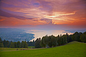 Blick vom Pfänder über die Bregenzer Bucht und Bregenz, Sonnenuntergang, Bodensee, Österreich, Europa